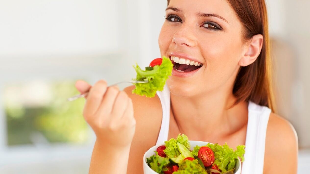 manger de la salade verte avec un régime paresseux